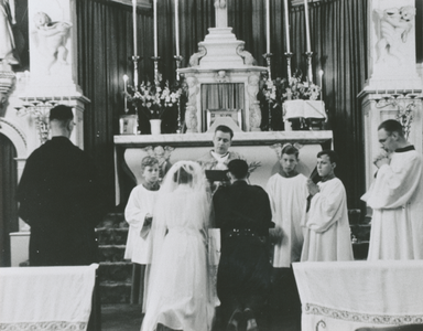 876836 Afbeelding van de kerkelijke huwelijksvoltrekking van Rietje Daamen en Guus van Essen door pater Burger in de ...